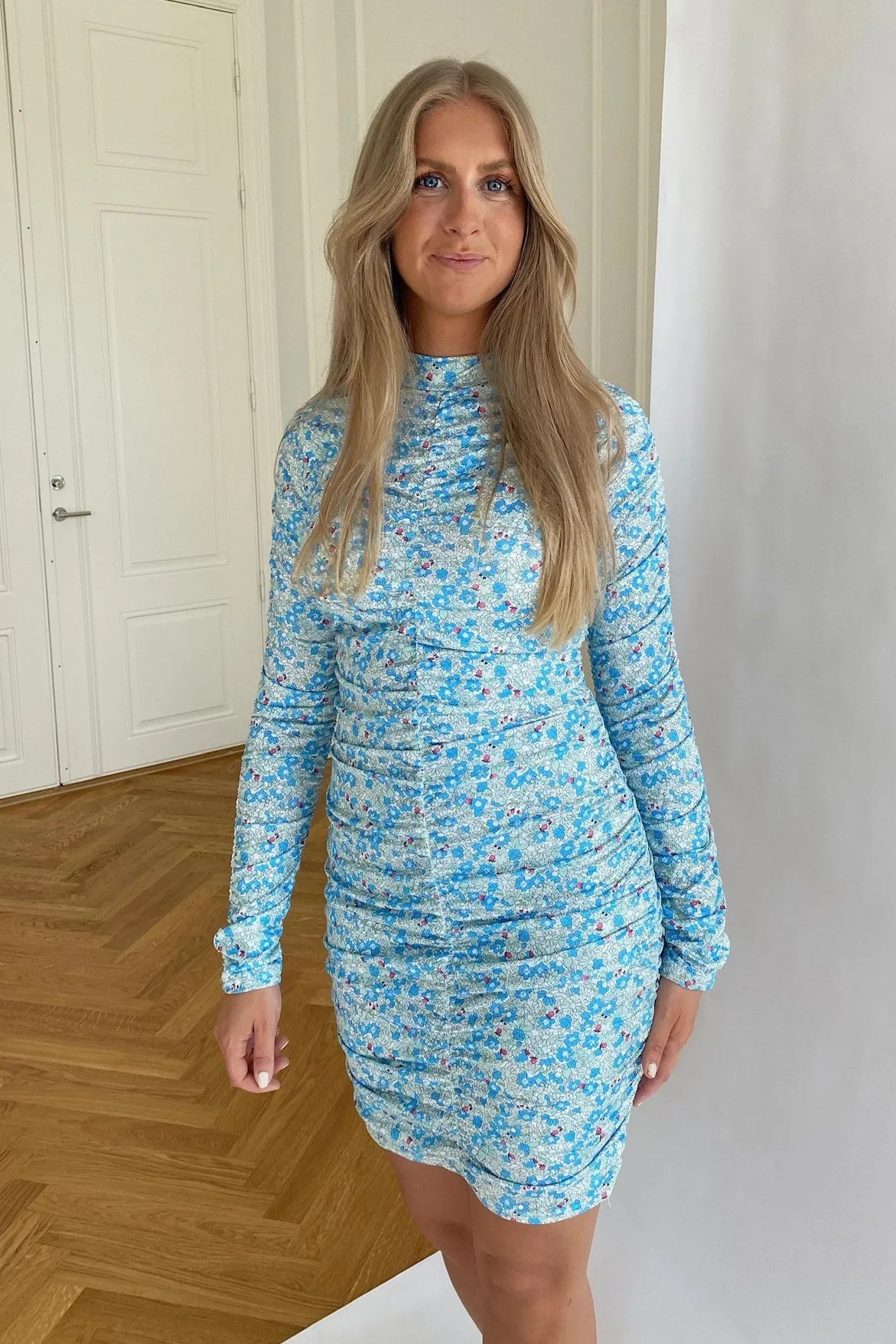 EllieIC Kjole - Blå Bay Blomsterprint