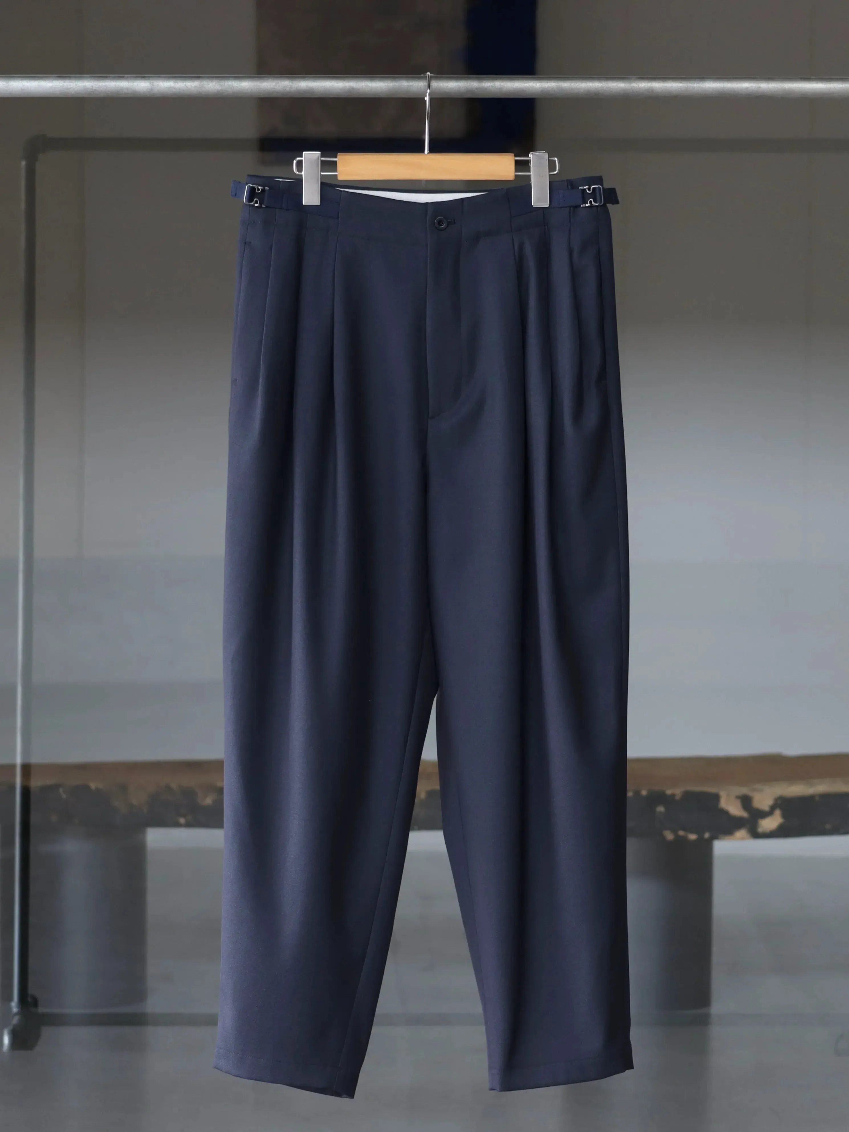 IRENISA | THREE TUCKS TAPERED PANTS SMOKE NAVY