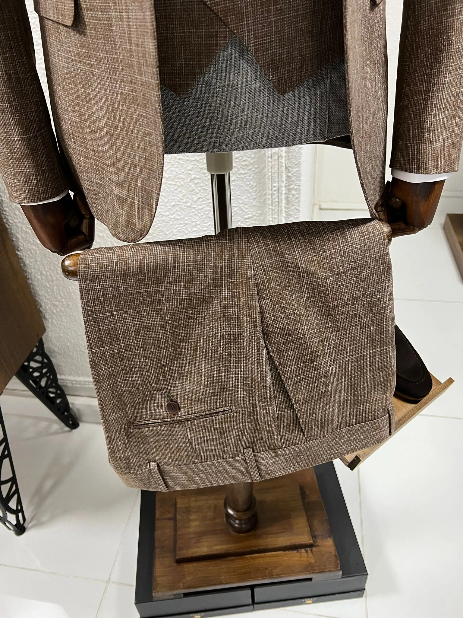 Lenzi Slim Fit Pointed Collared Brown Woolen Suit