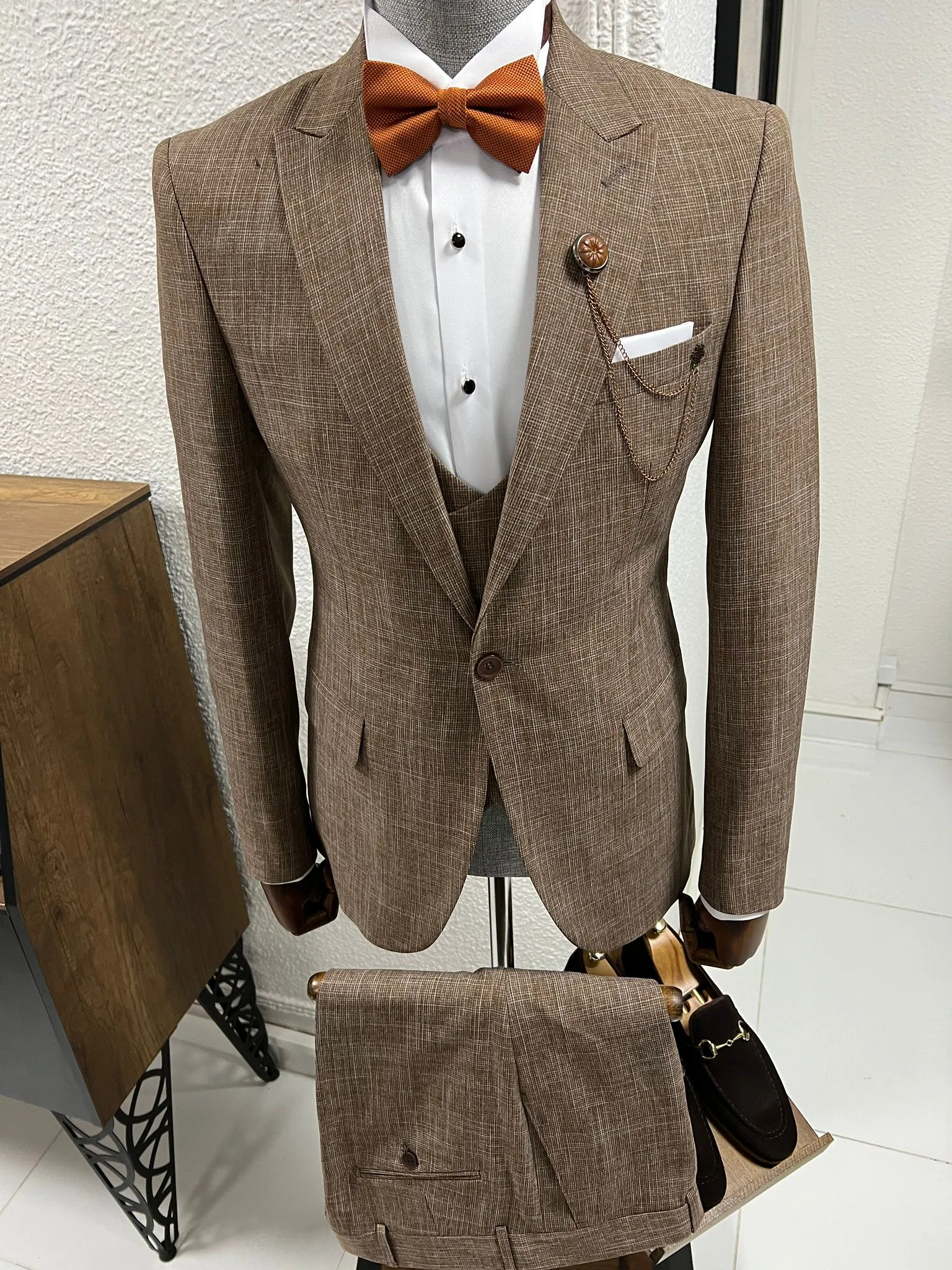 Lenzi Slim Fit Pointed Collared Brown Woolen Suit