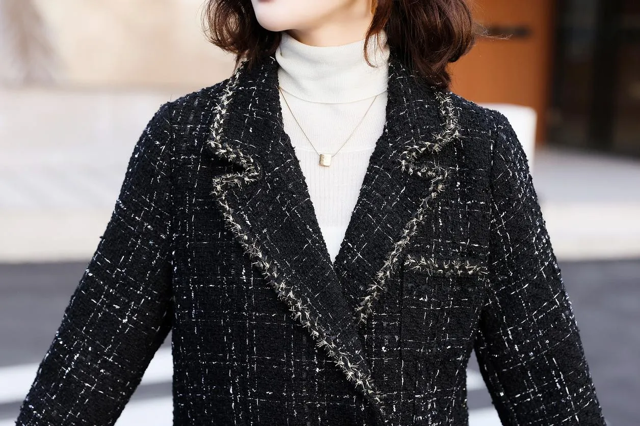 Stylish Notch Neckline Blazer in Woolly Tweed for Women