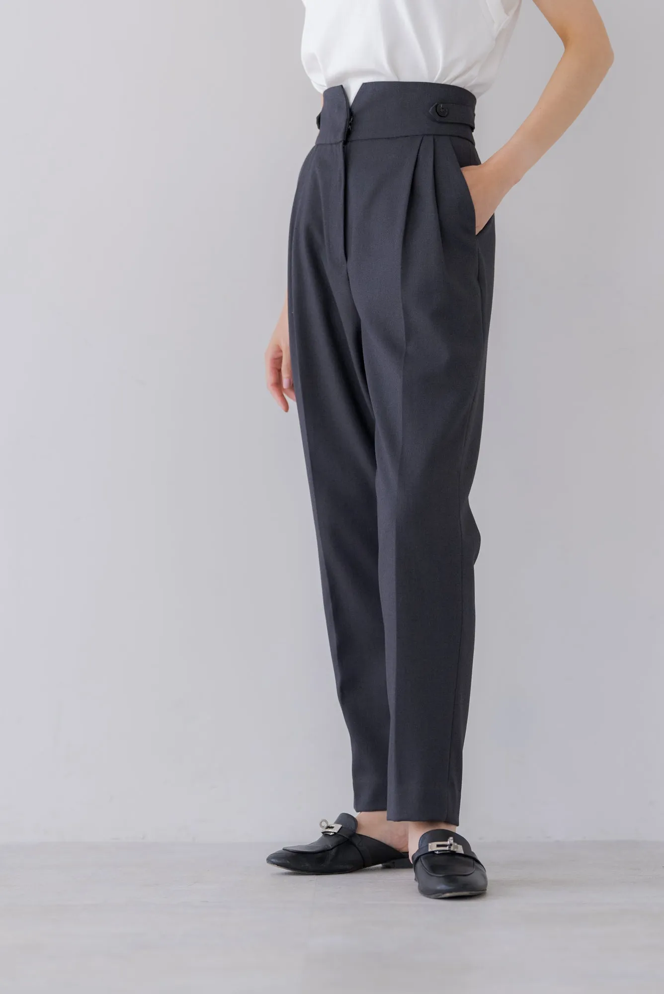 テーパードタックパンツ｜TAPERED TACK PANTS