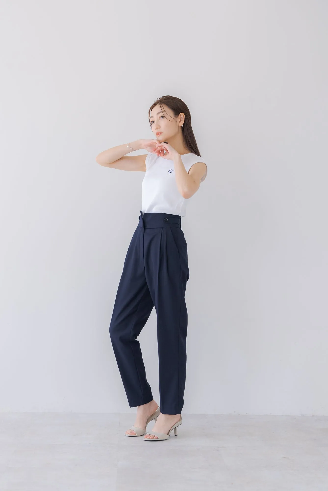 テーパードタックパンツ｜TAPERED TACK PANTS