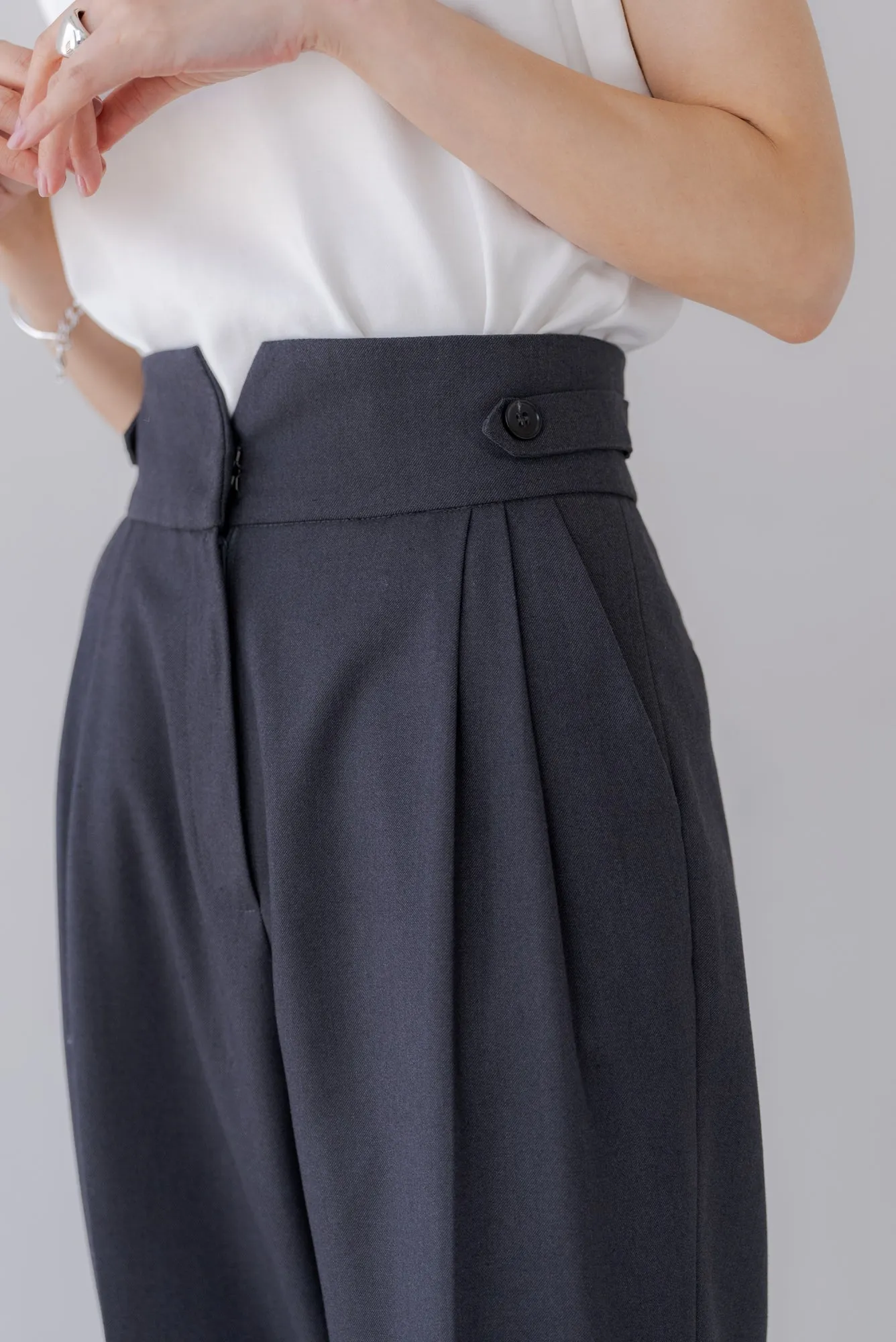 テーパードタックパンツ｜TAPERED TACK PANTS