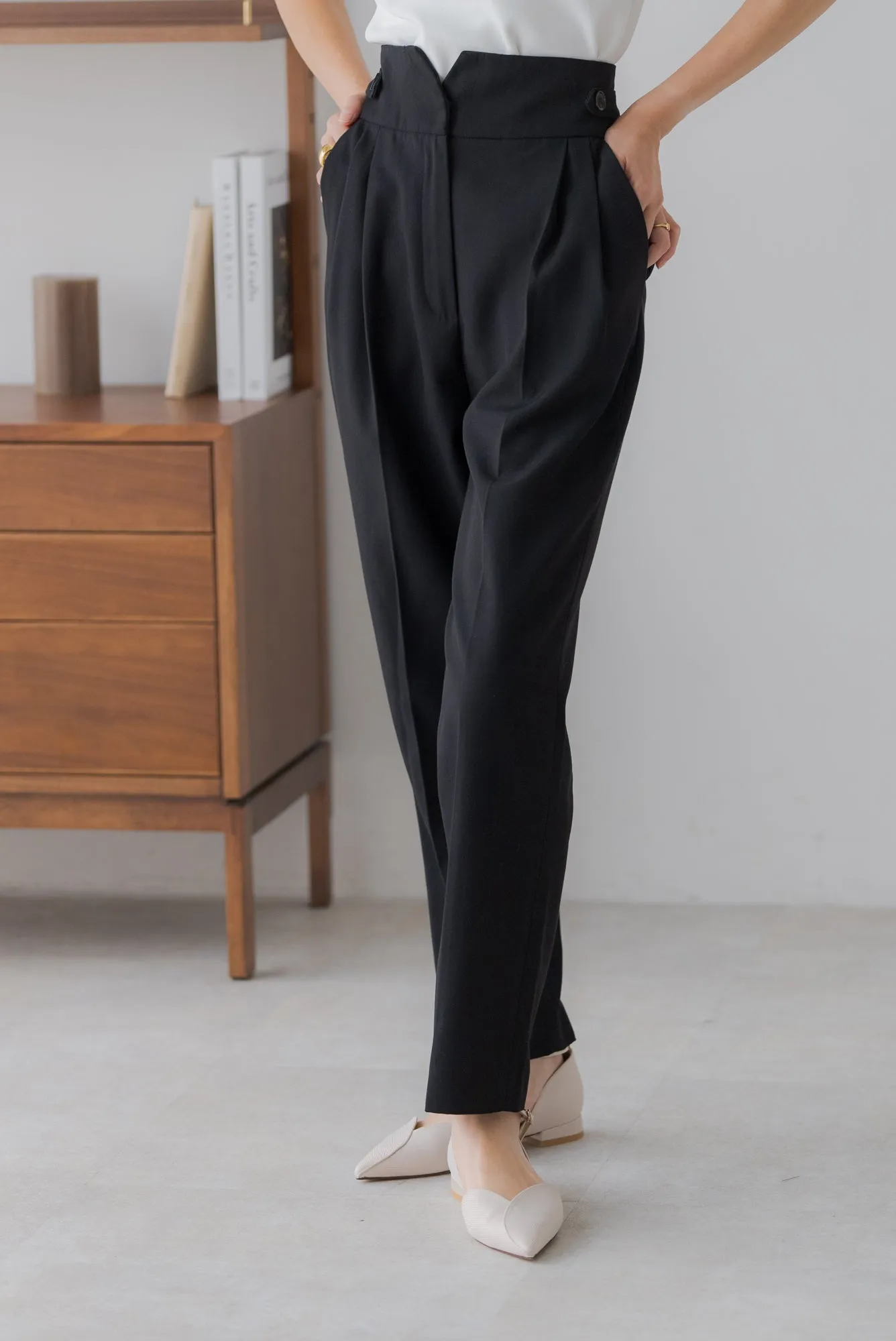 テーパードタックパンツ｜TAPERED TACK PANTS