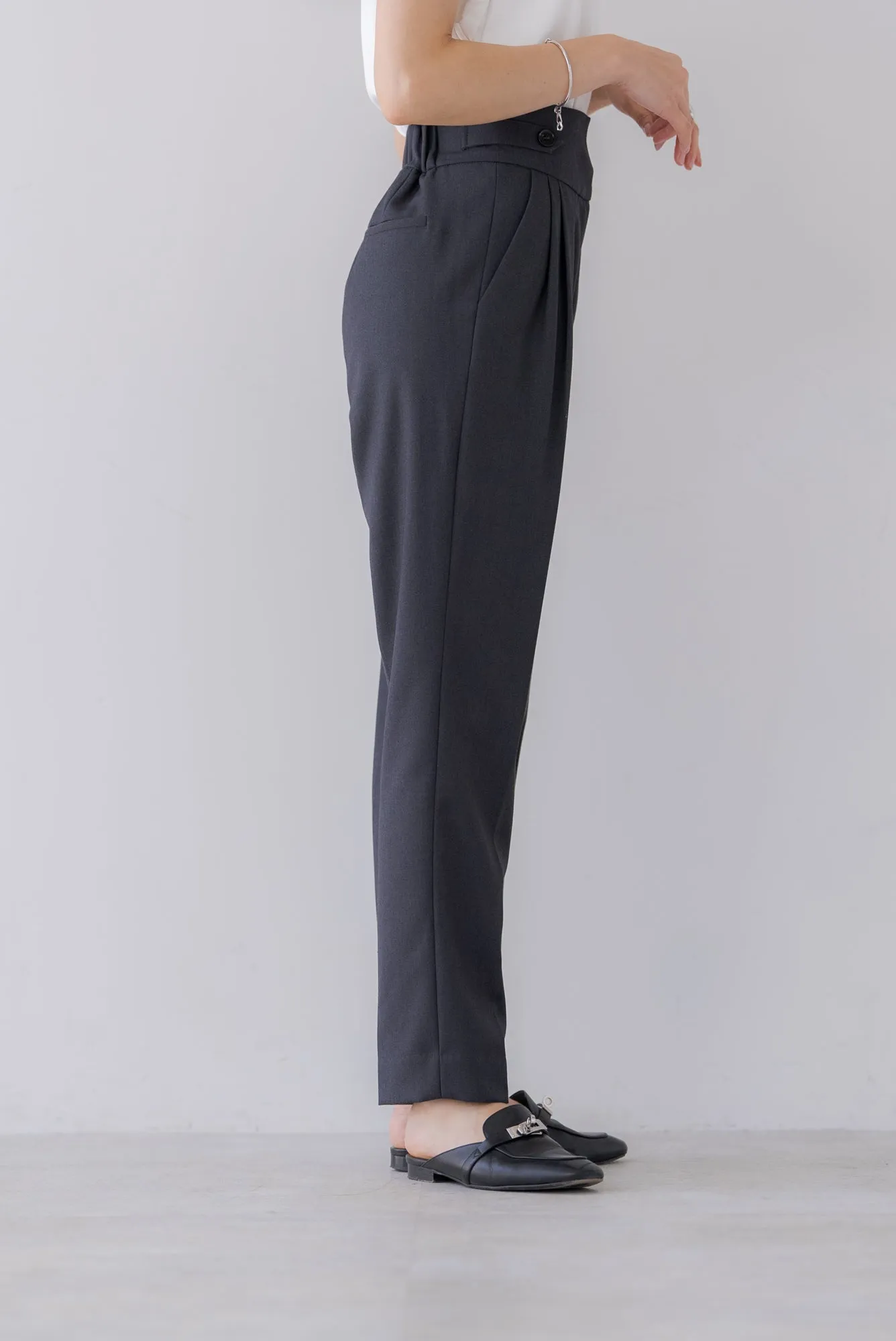テーパードタックパンツ｜TAPERED TACK PANTS