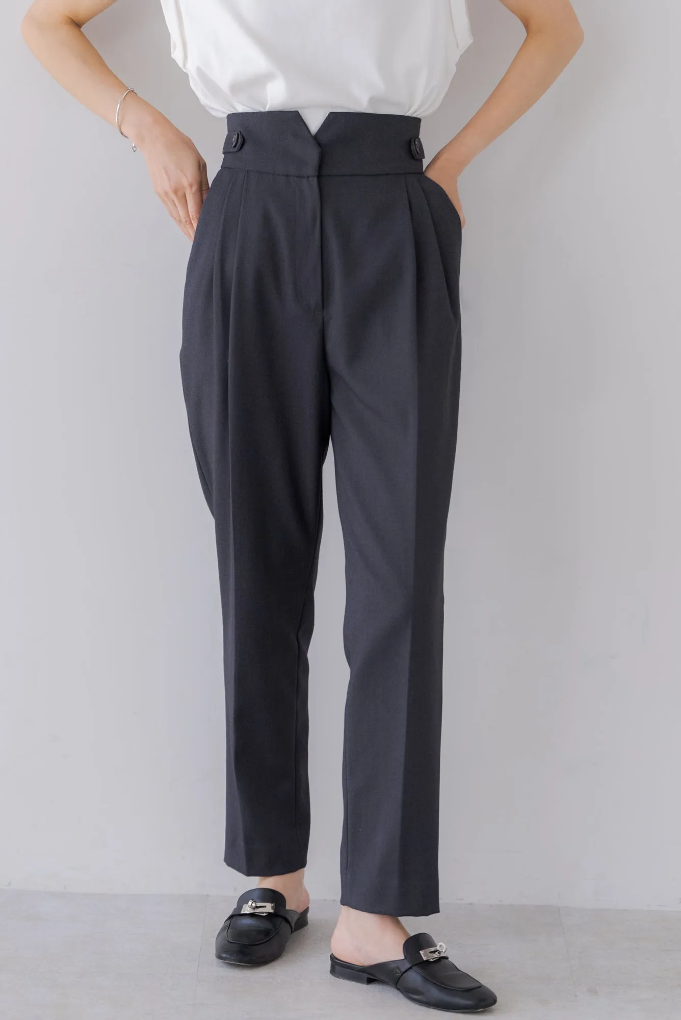 テーパードタックパンツ｜TAPERED TACK PANTS