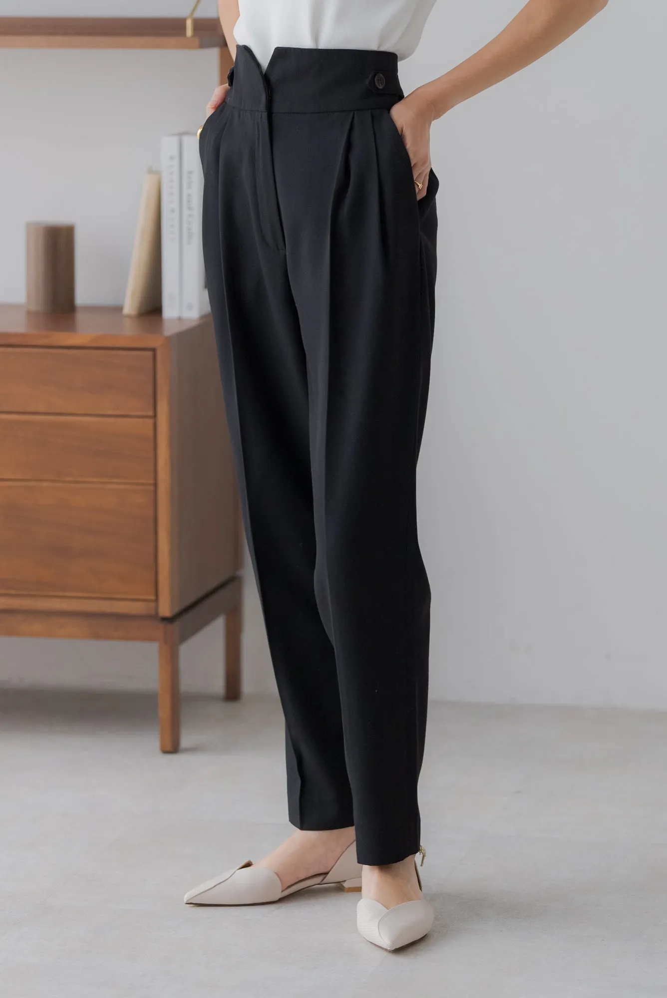テーパードタックパンツ｜TAPERED TACK PANTS