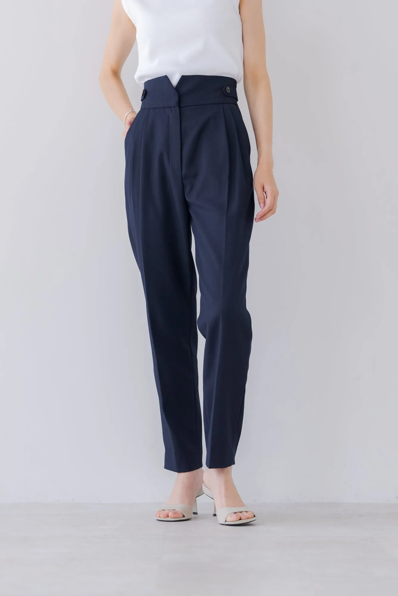 テーパードタックパンツ｜TAPERED TACK PANTS