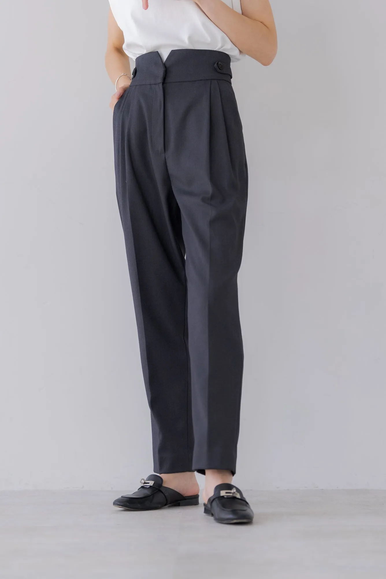 テーパードタックパンツ｜TAPERED TACK PANTS