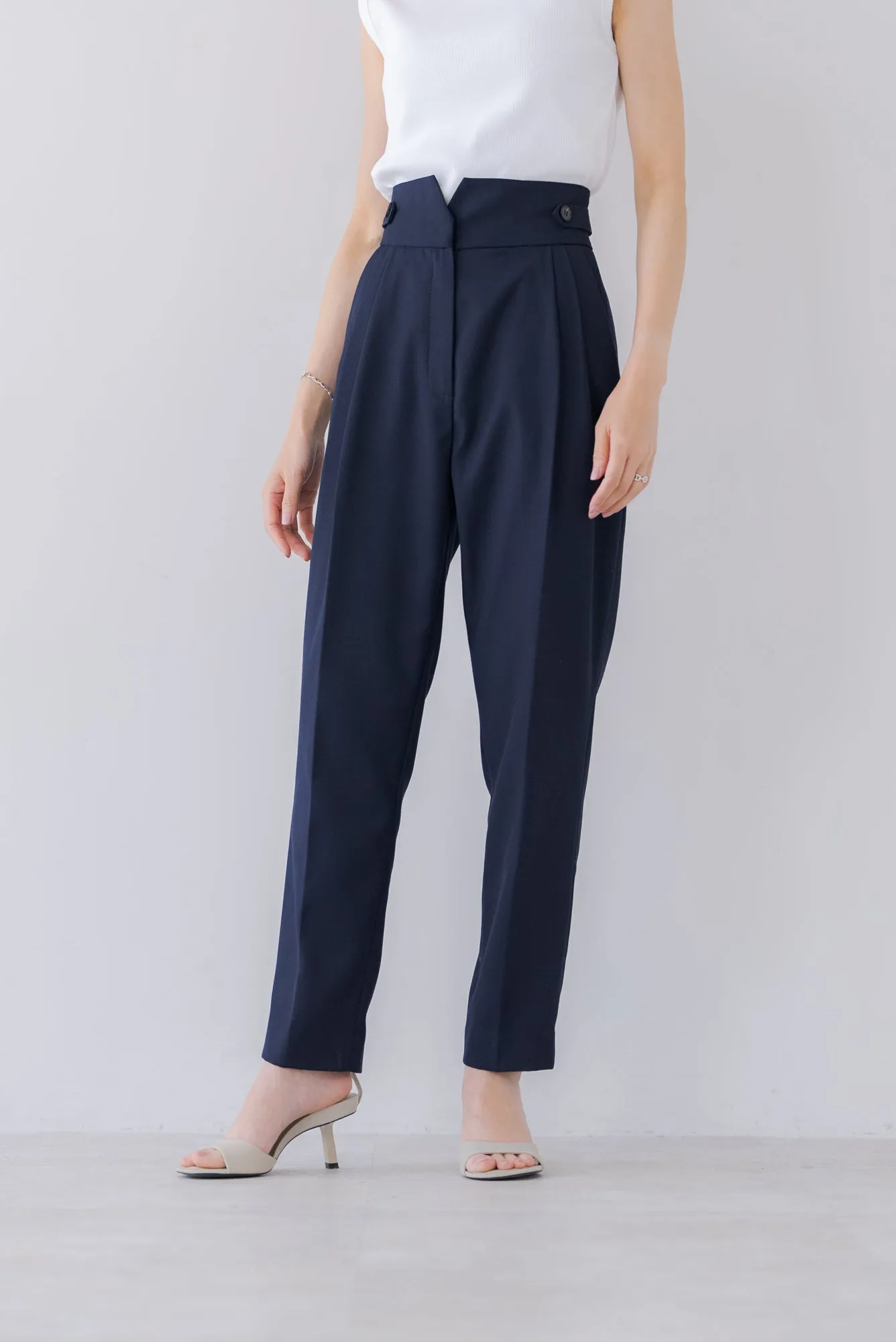 テーパードタックパンツ｜TAPERED TACK PANTS