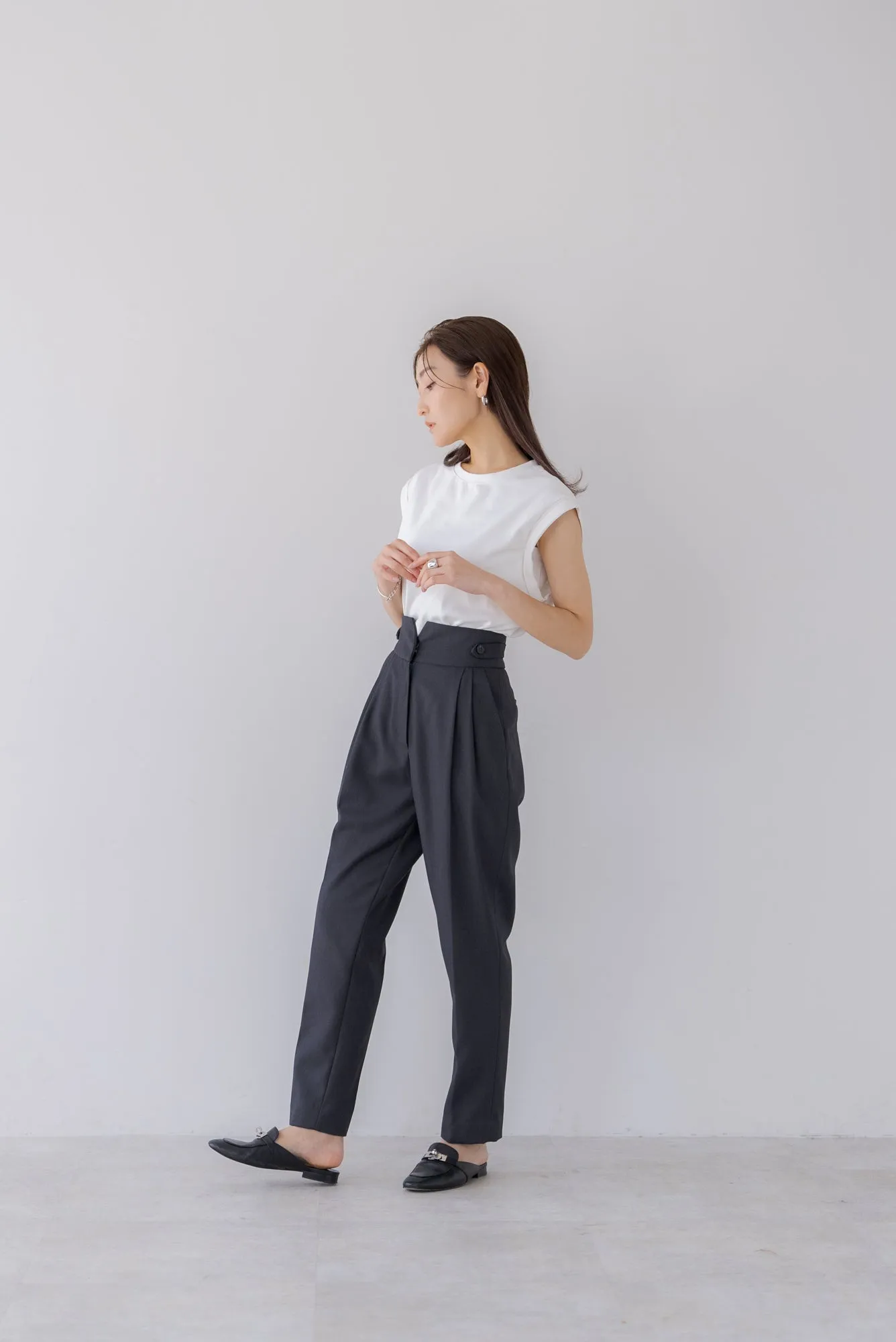 テーパードタックパンツ｜TAPERED TACK PANTS