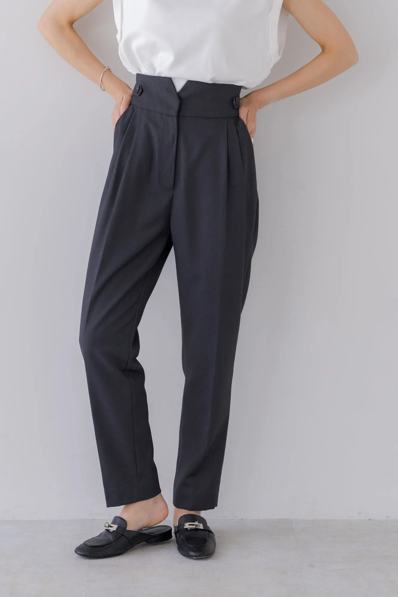 テーパードタックパンツ｜TAPERED TACK PANTS