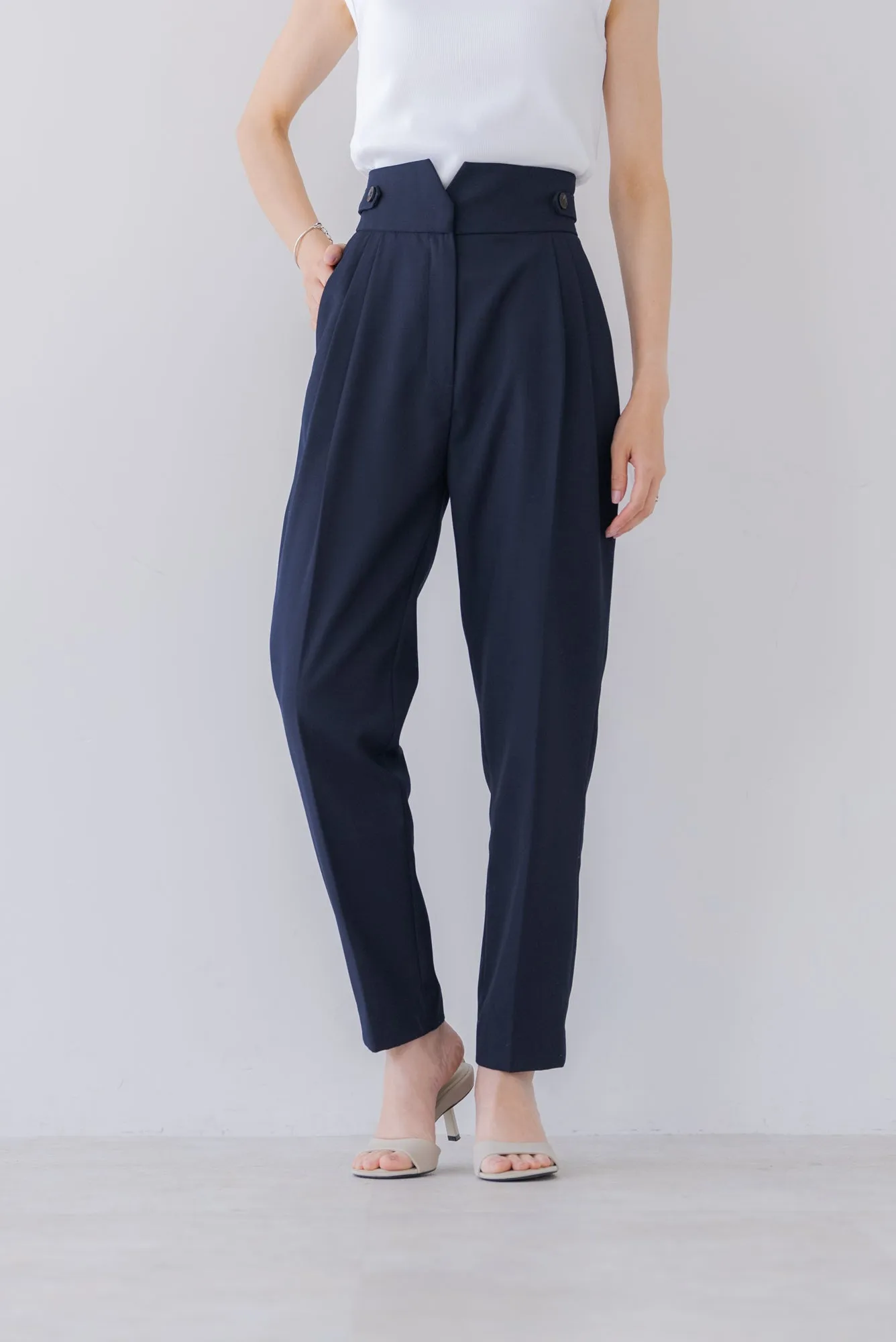 テーパードタックパンツ｜TAPERED TACK PANTS