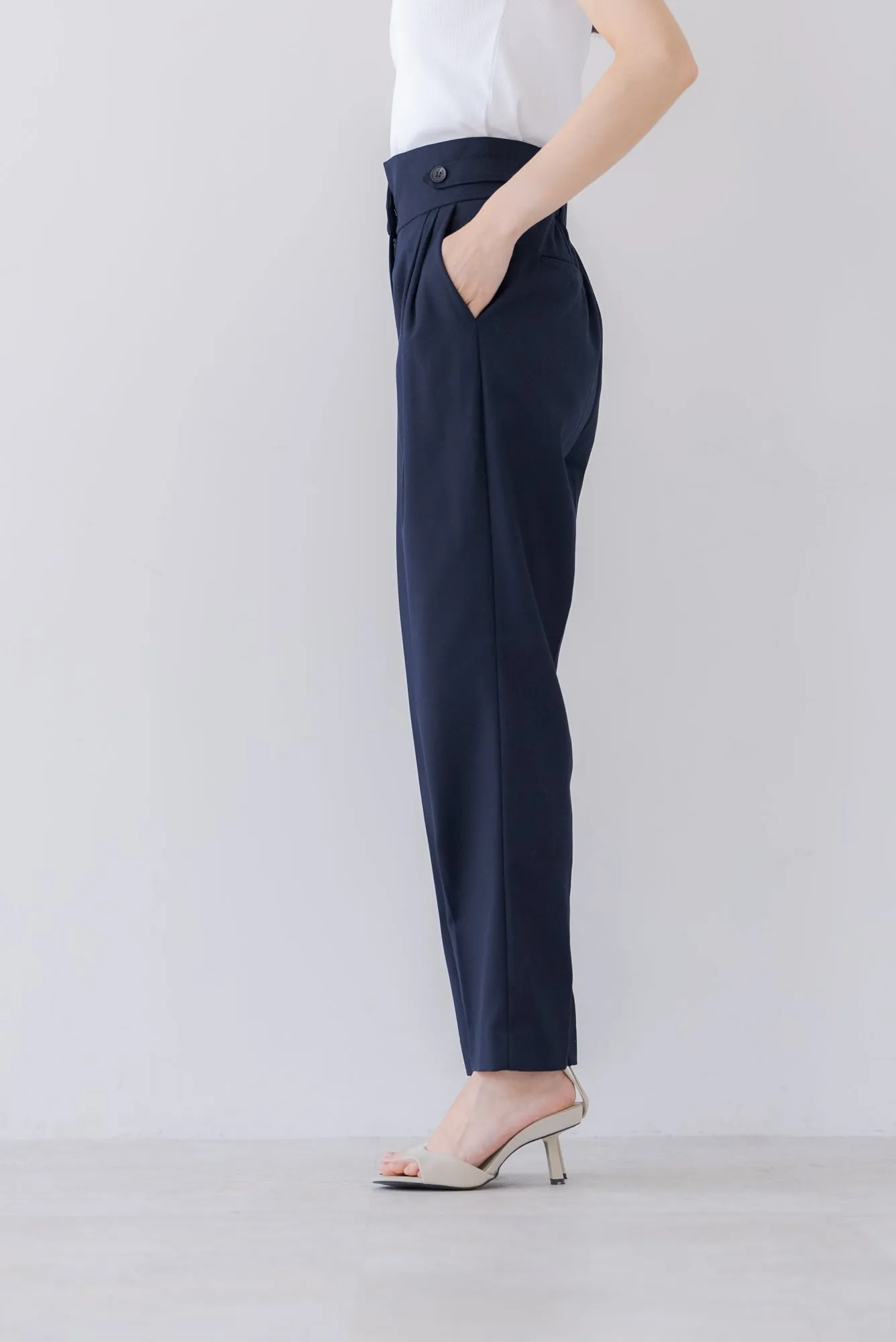 テーパードタックパンツ｜TAPERED TACK PANTS