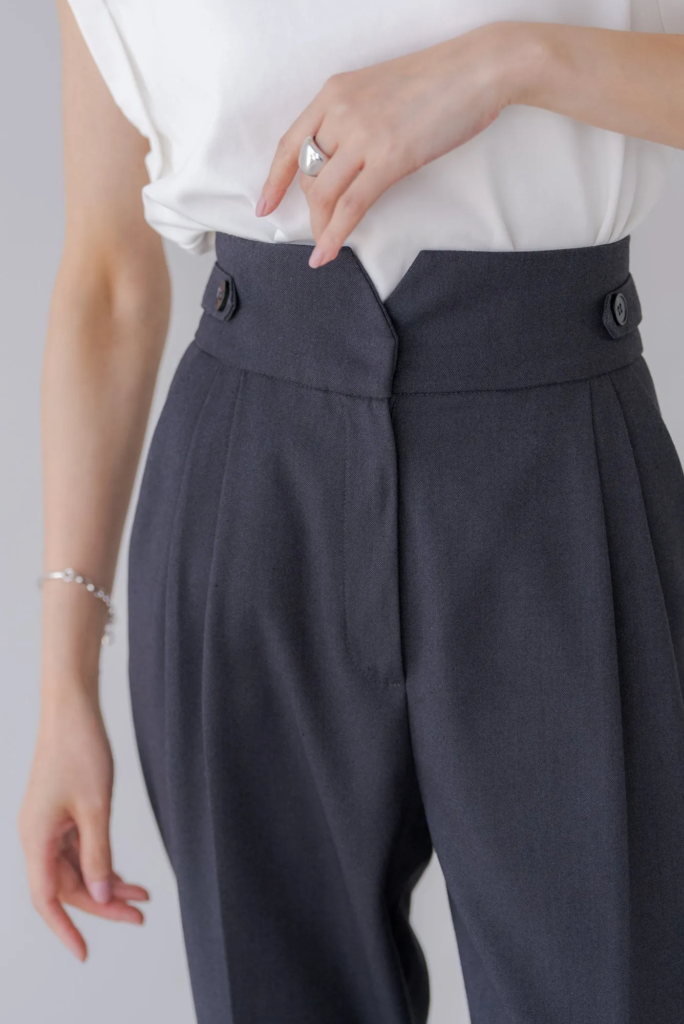 テーパードタックパンツ｜TAPERED TACK PANTS