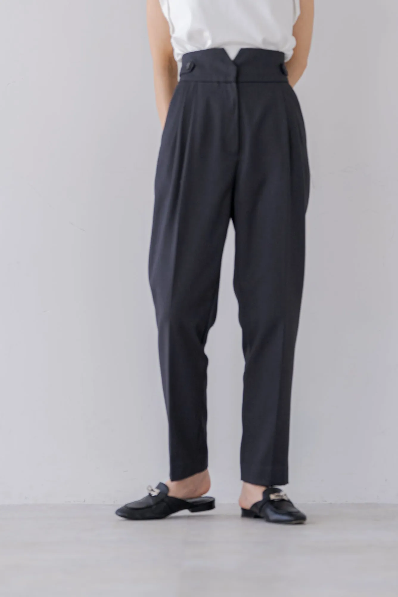 テーパードタックパンツ｜TAPERED TACK PANTS