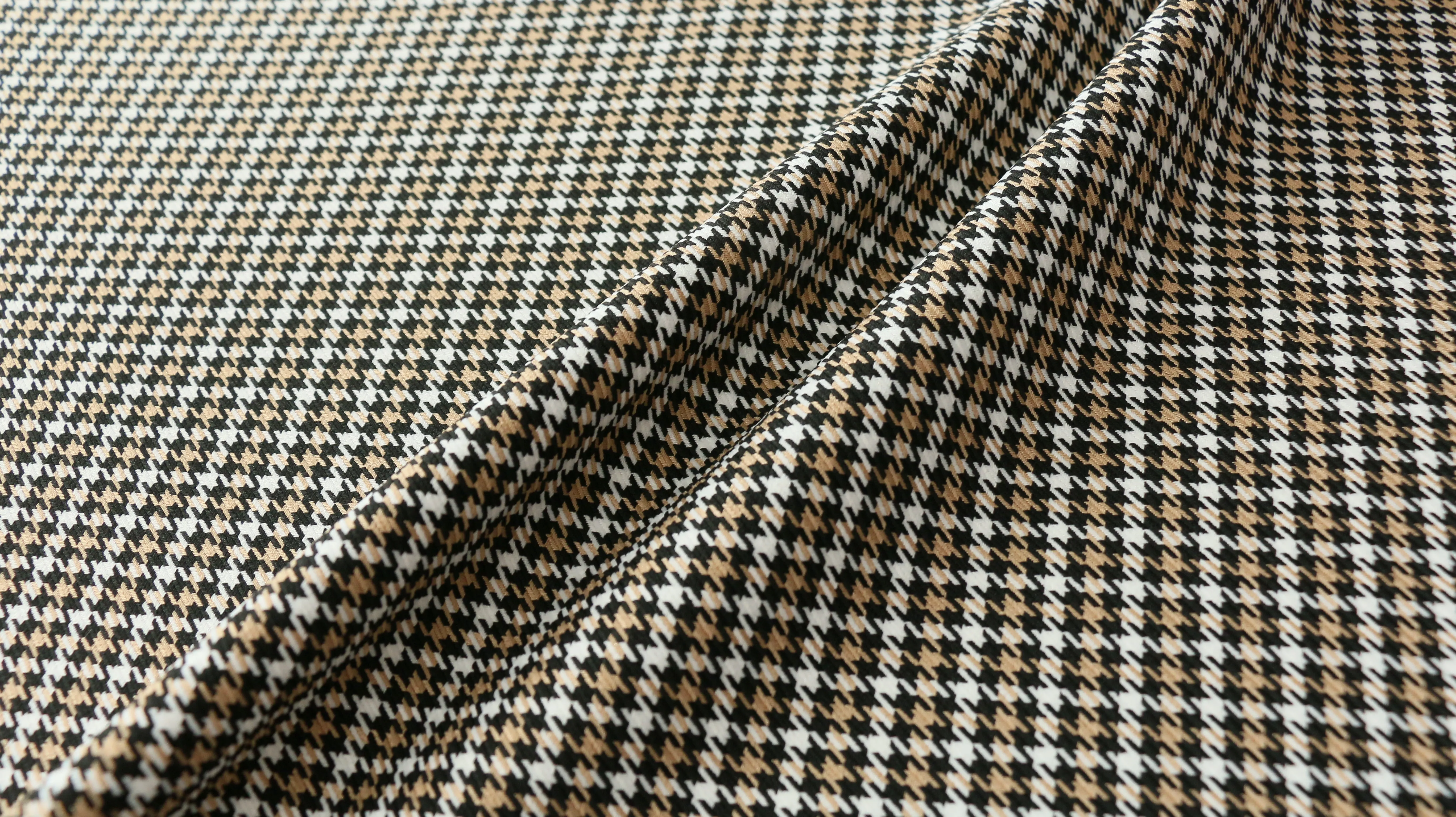 TWILL WEAVE FABRIC - Black, beige and white houndstooth design