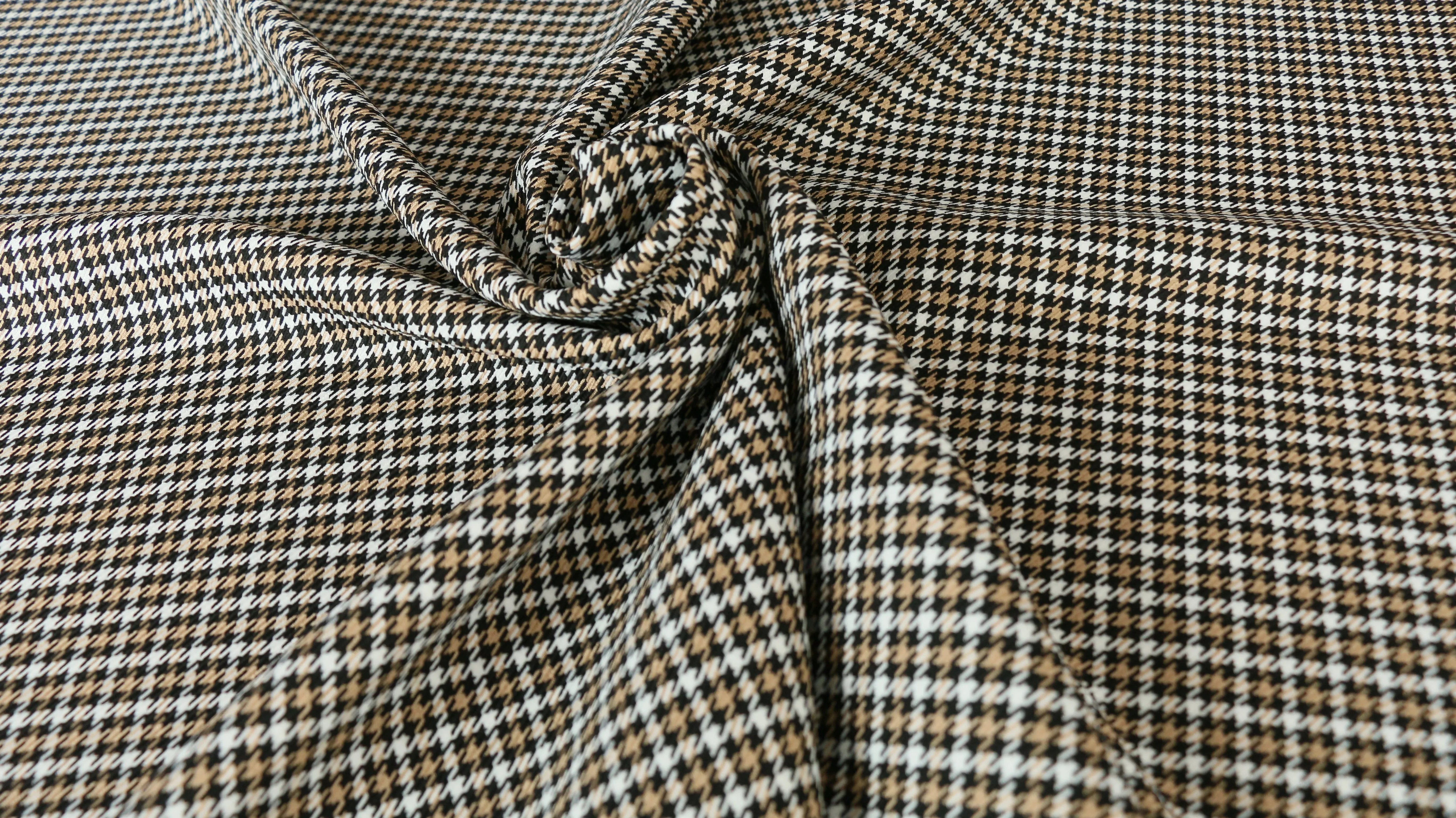 TWILL WEAVE FABRIC - Black, beige and white houndstooth design