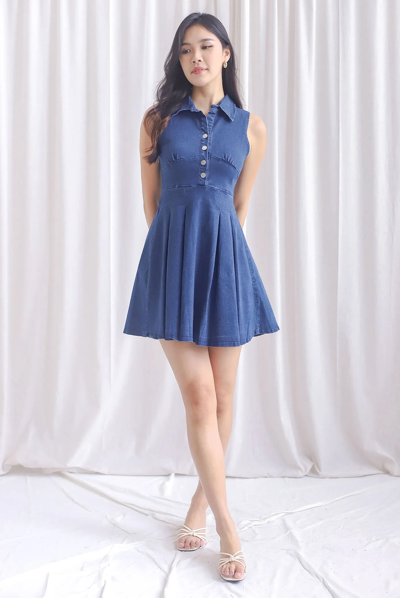 Valrie Sleeveless Buttons Denim Dress In Dark Wash