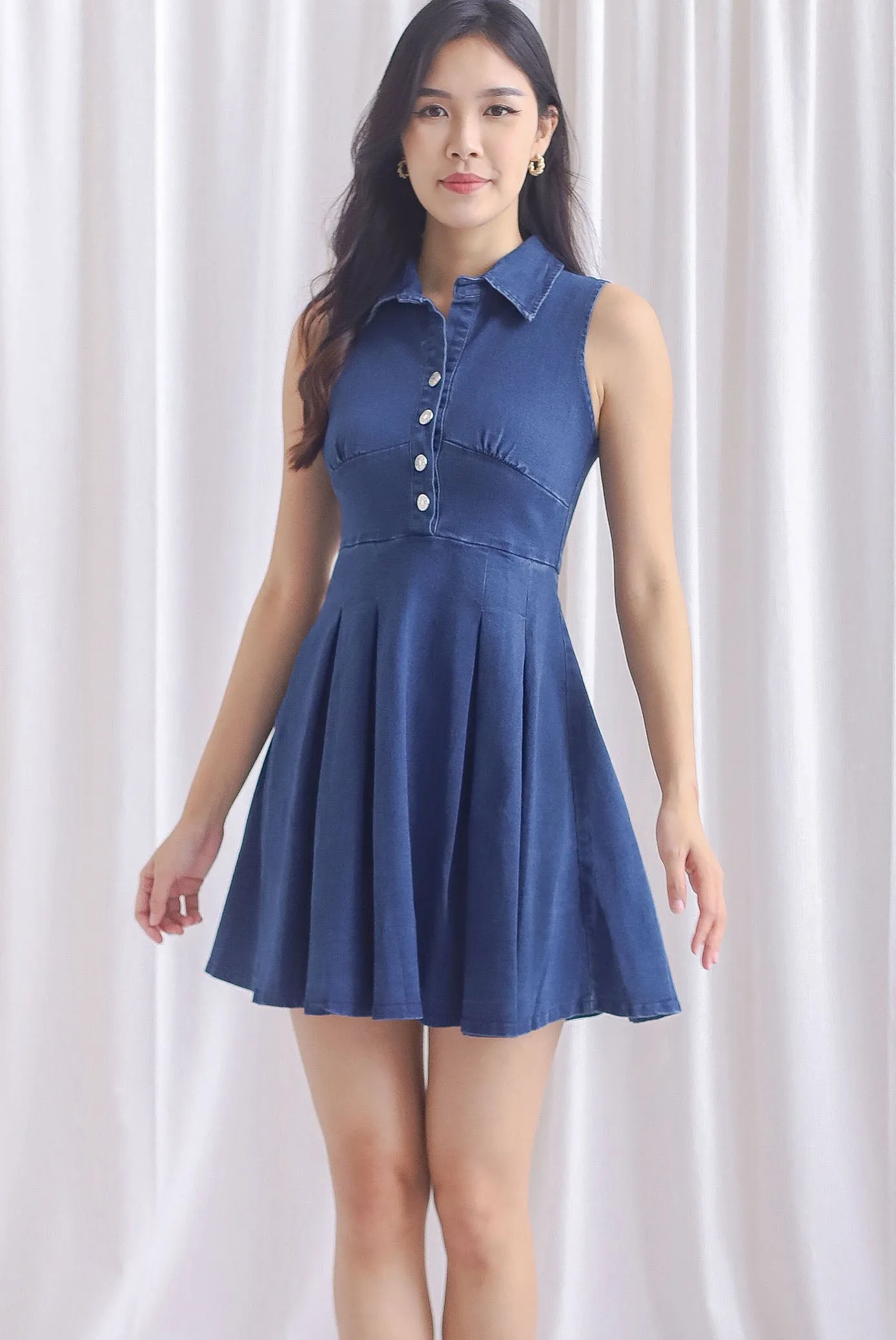 Valrie Sleeveless Buttons Denim Dress In Dark Wash