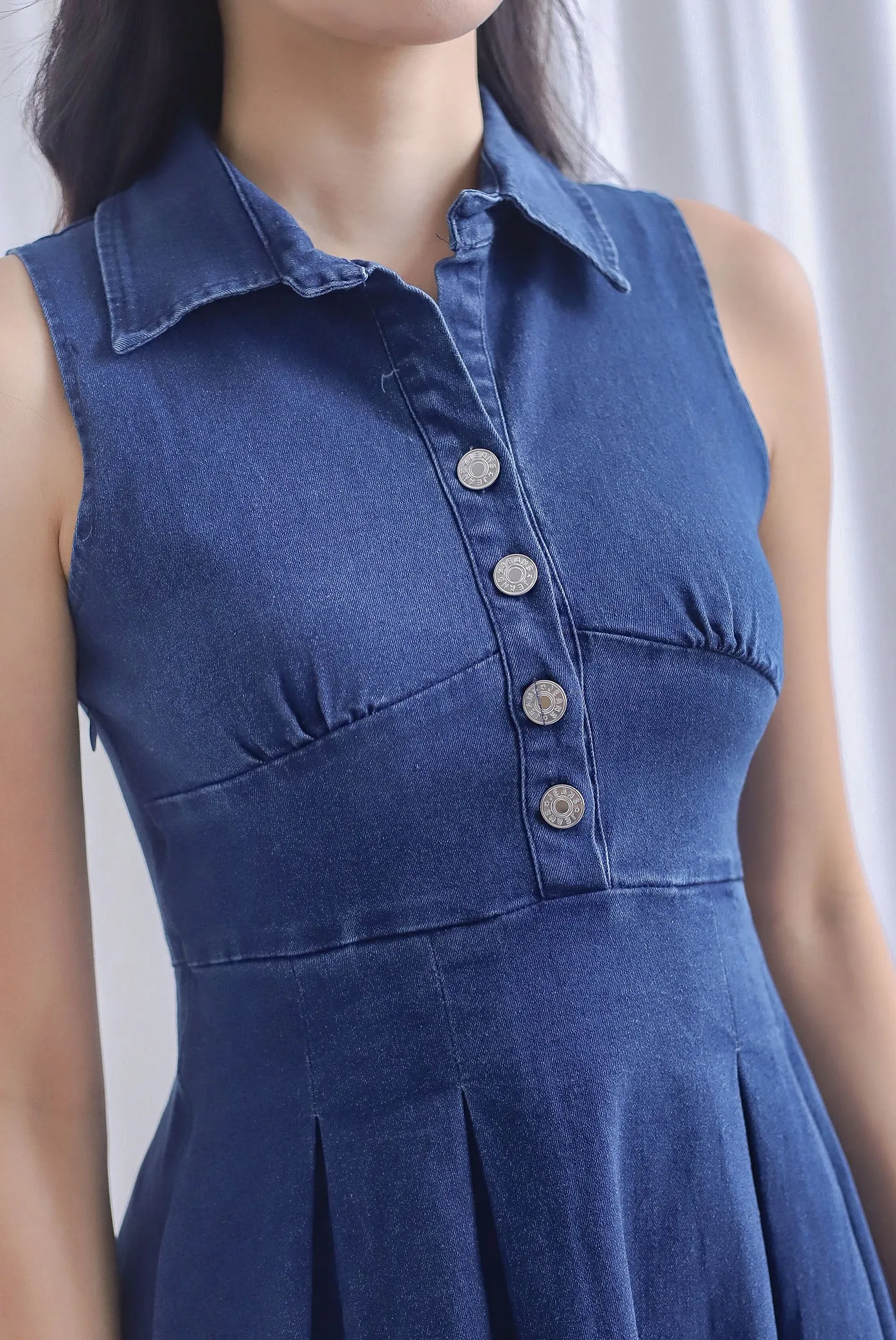 Valrie Sleeveless Buttons Denim Dress In Dark Wash