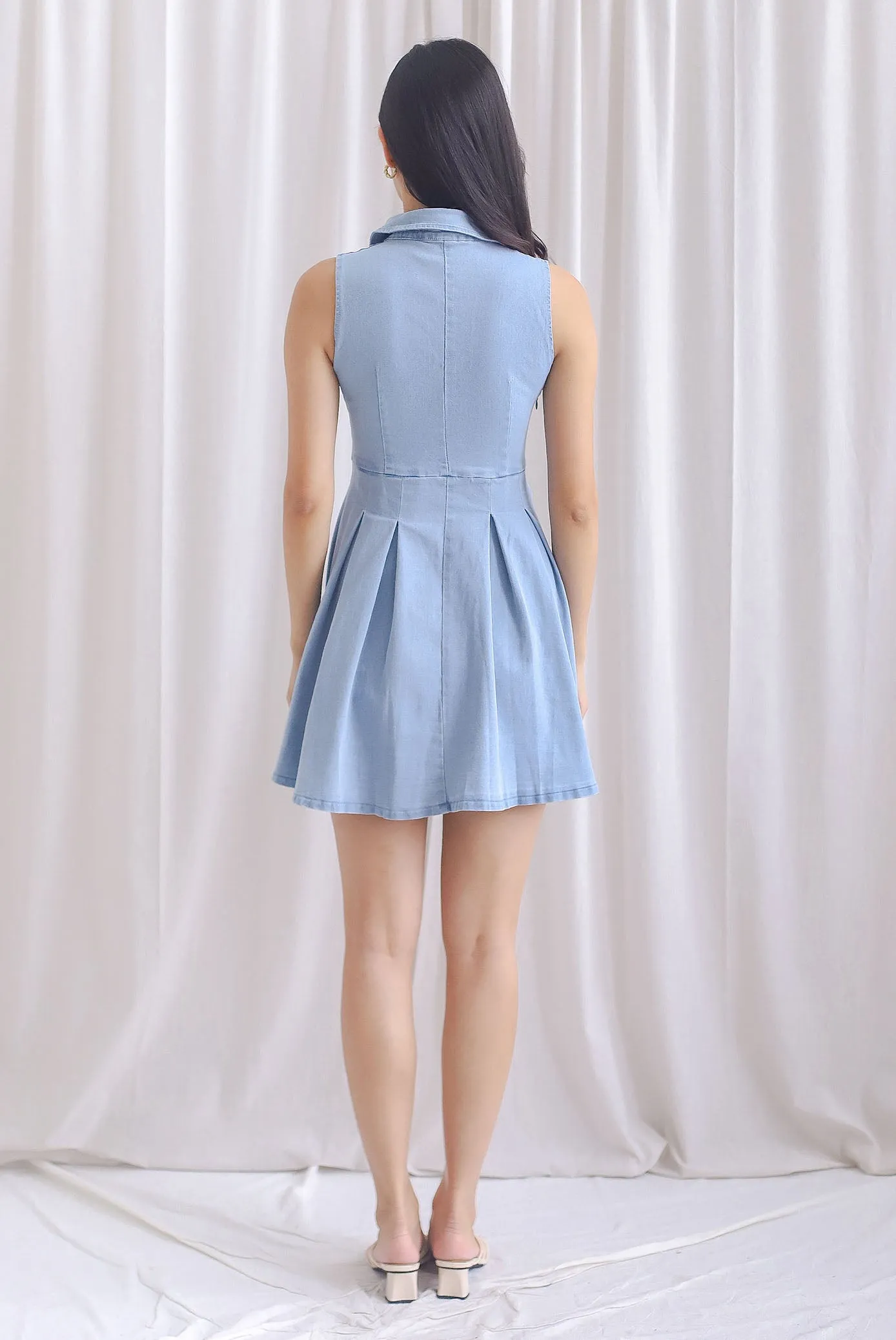 Valrie Sleeveless Buttons Denim Dress In Light Wash